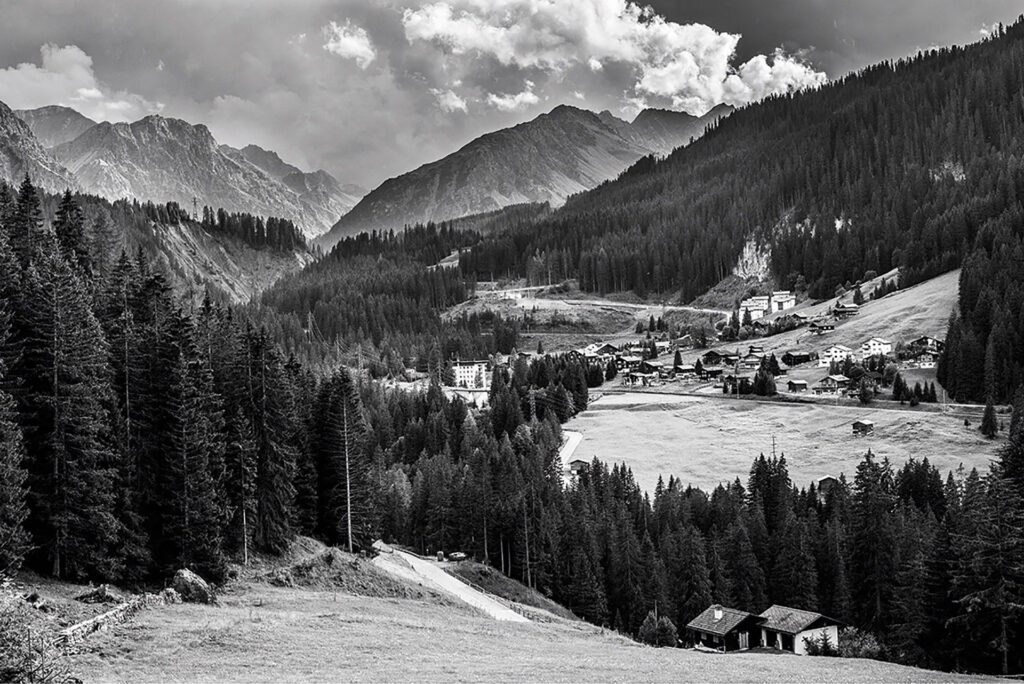 Black and white Landscape photo of the Swiss village Litziruti