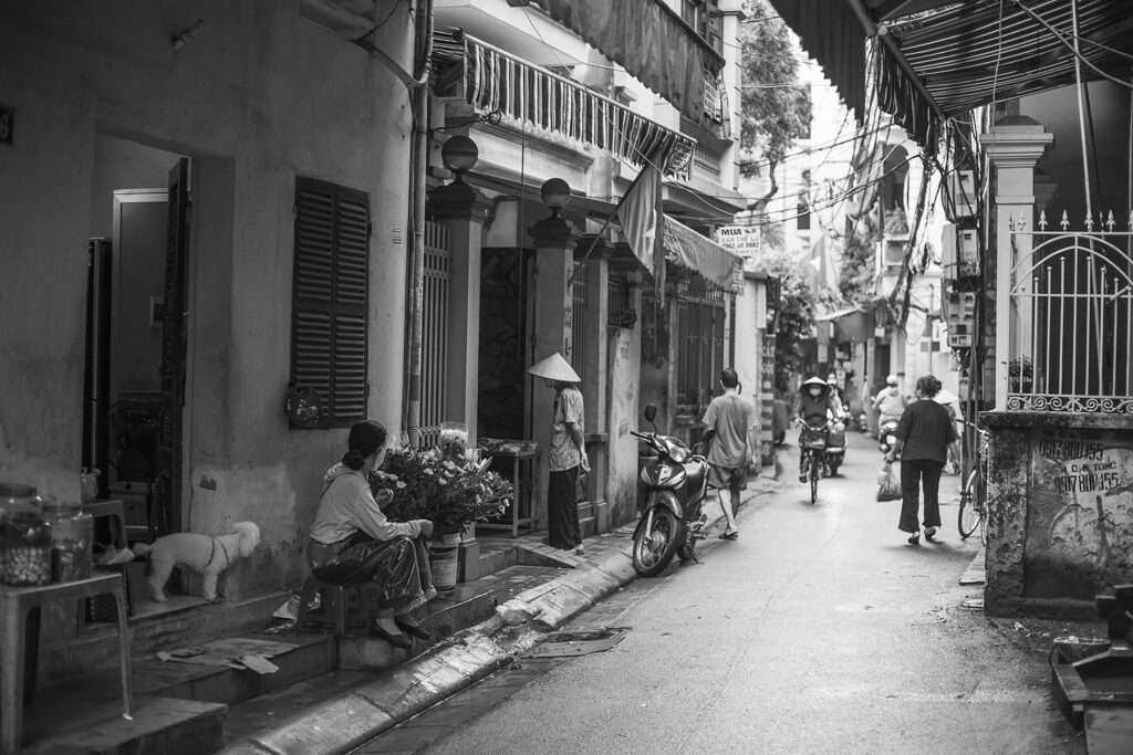 Black and white photo of alley 32 Xuan Dieu, Hanoi